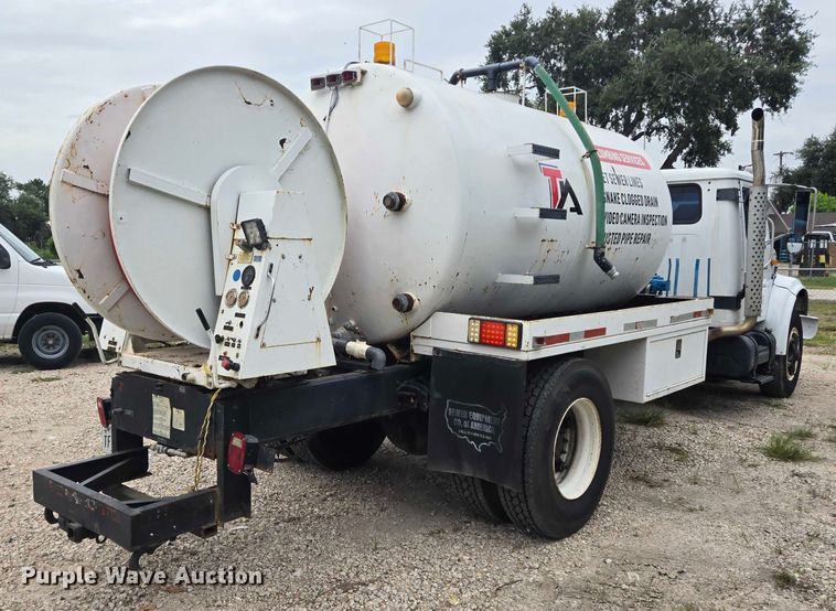 image for item EQ4065 1997 International 4700 vacuum truck