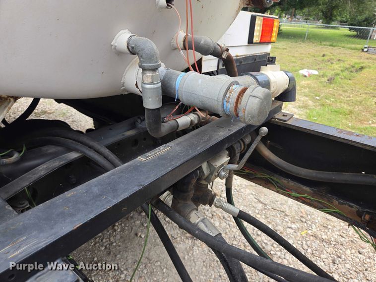 image for item EQ4065 1997 International 4700 vacuum truck
