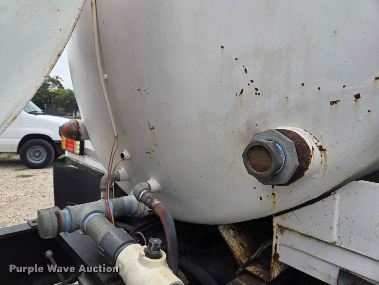 image for item EQ4065 1997 International 4700 vacuum truck