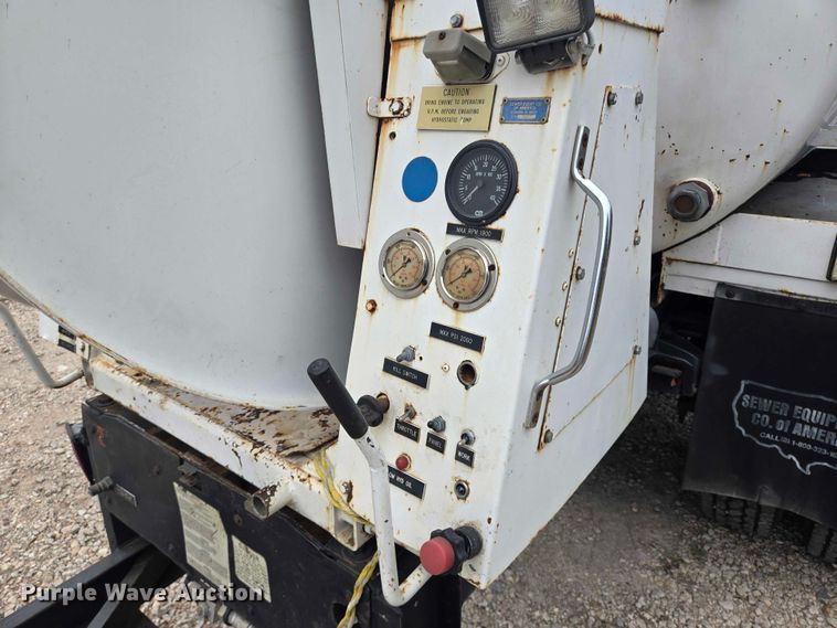 image for item EQ4065 1997 International 4700 vacuum truck