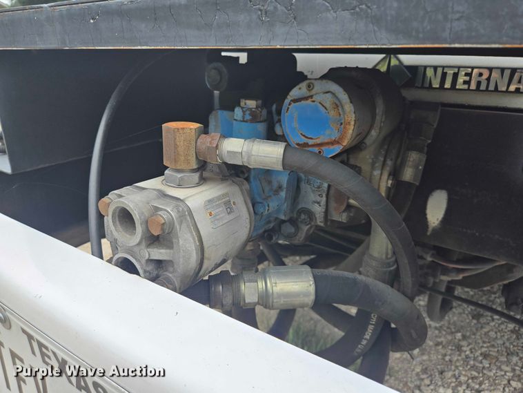 image for item EQ4065 1997 International 4700 vacuum truck