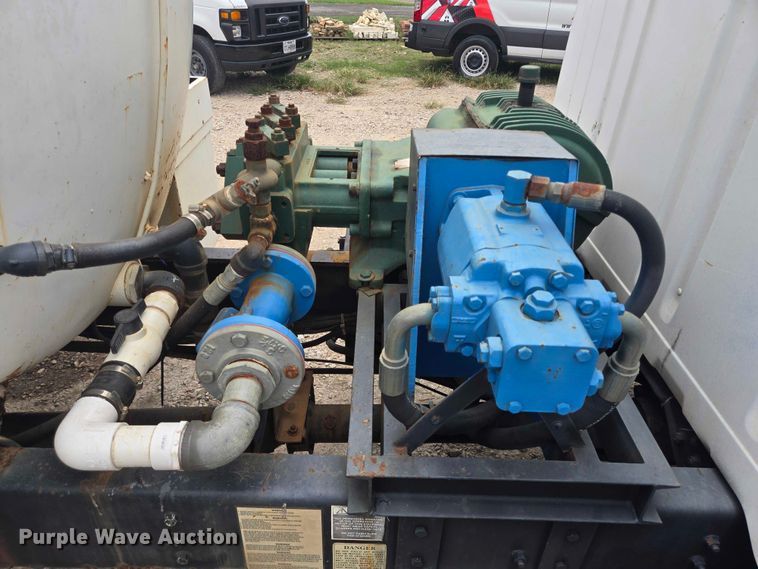 image for item EQ4065 1997 International 4700 vacuum truck