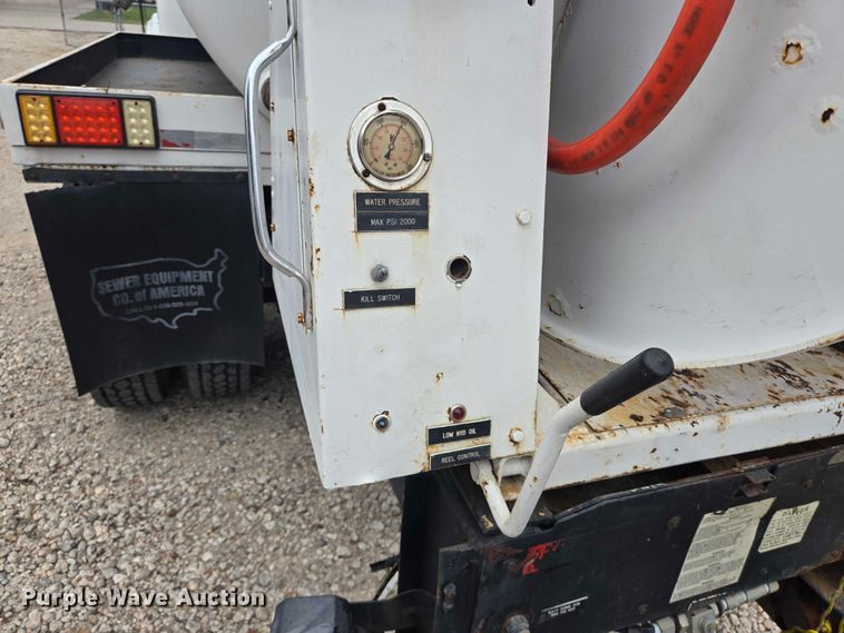 image for item EQ4065 1997 International 4700 vacuum truck