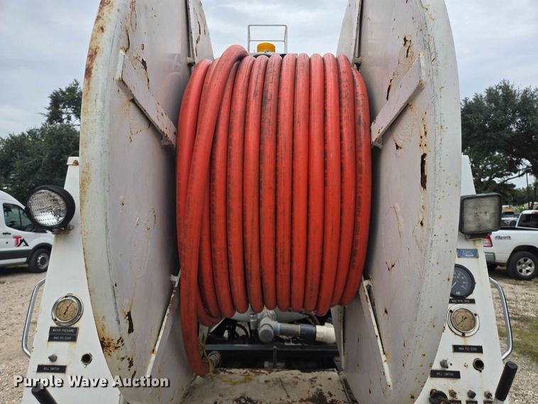 image for item EQ4065 1997 International 4700 vacuum truck