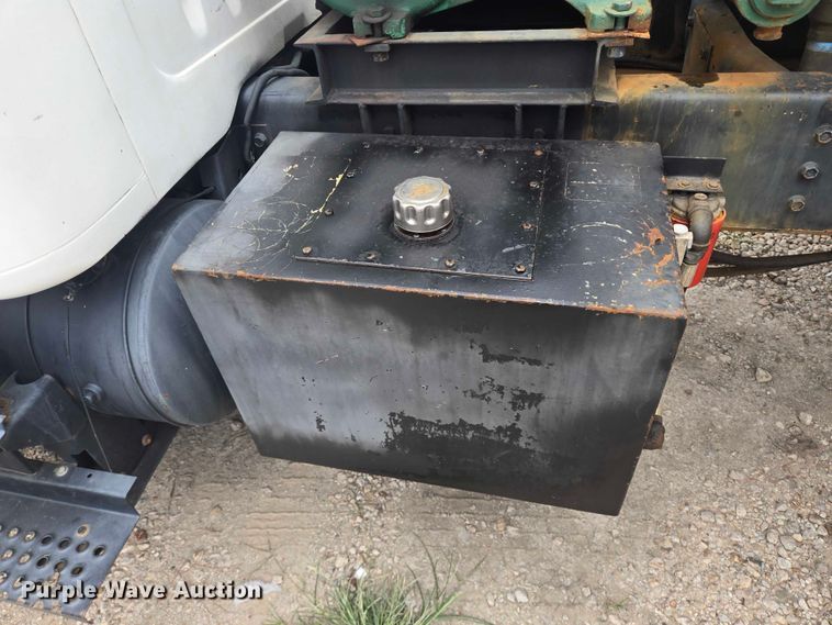 image for item EQ4065 1997 International 4700 vacuum truck