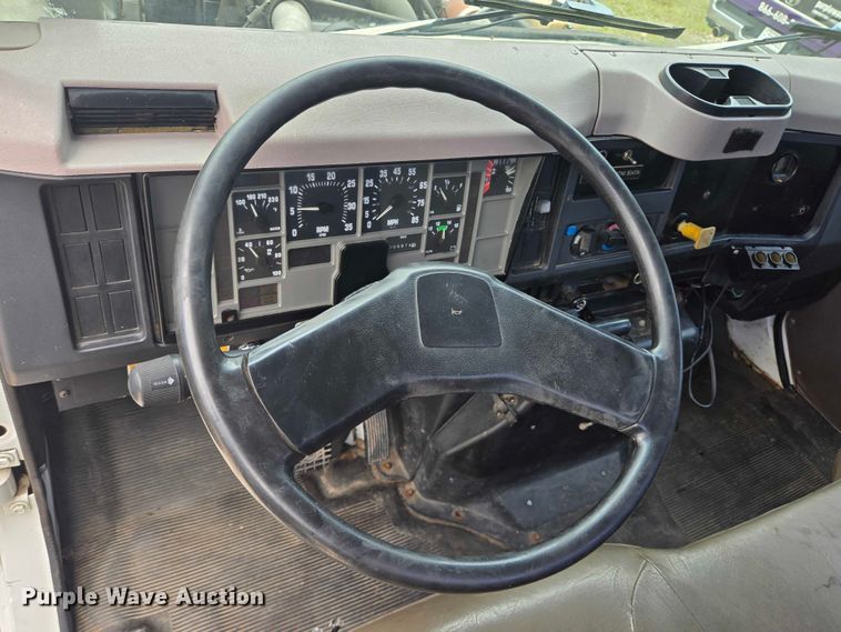 image for item EQ4065 1997 International 4700 vacuum truck