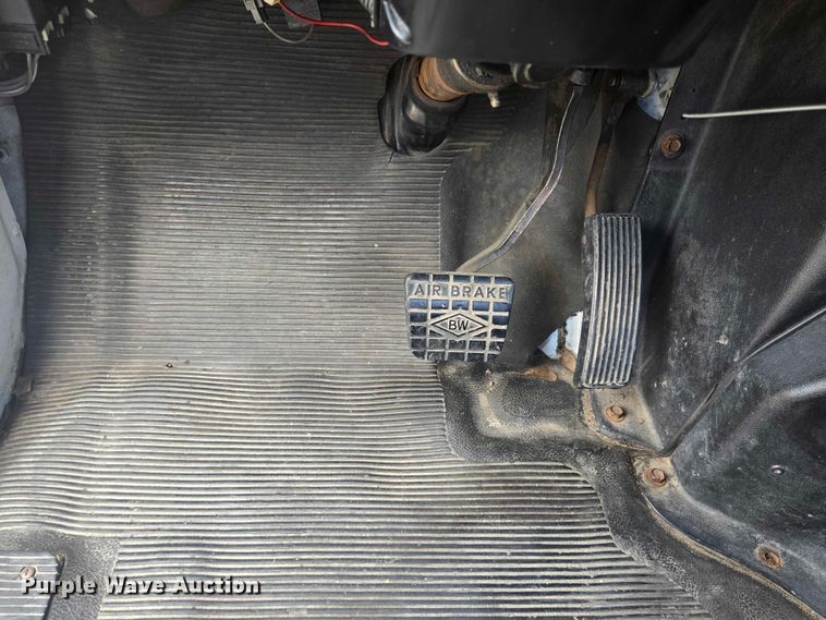 image for item EQ4065 1997 International 4700 vacuum truck