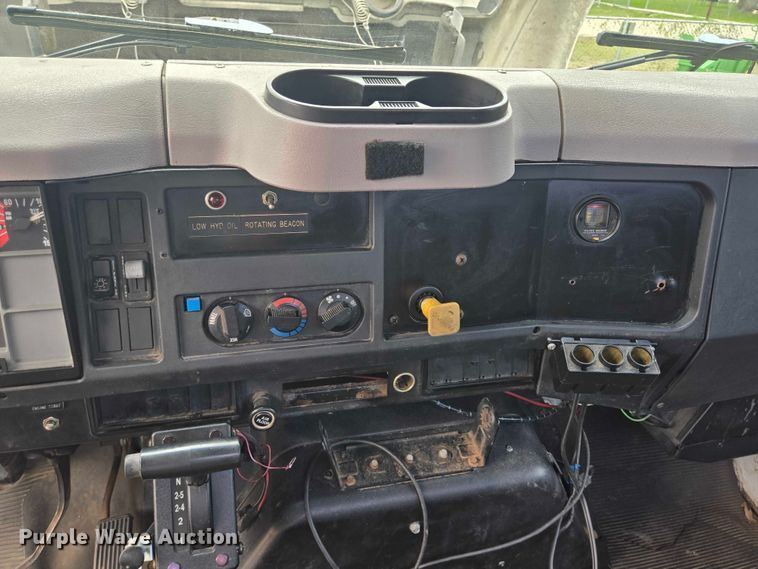 image for item EQ4065 1997 International 4700 vacuum truck