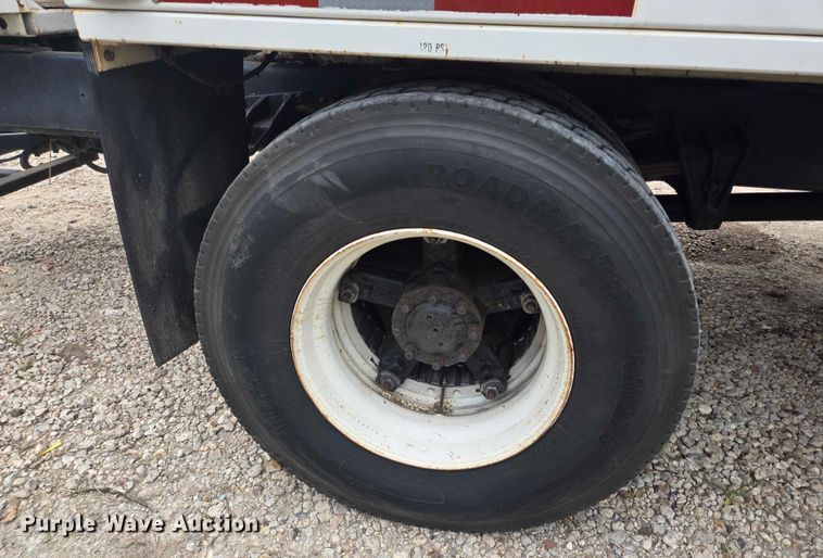 image for item EQ4065 1997 International 4700 vacuum truck