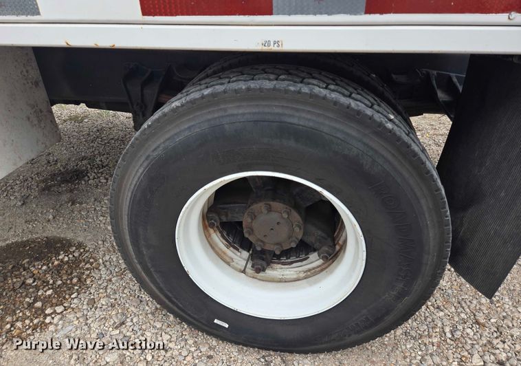 image for item EQ4065 1997 International 4700 vacuum truck