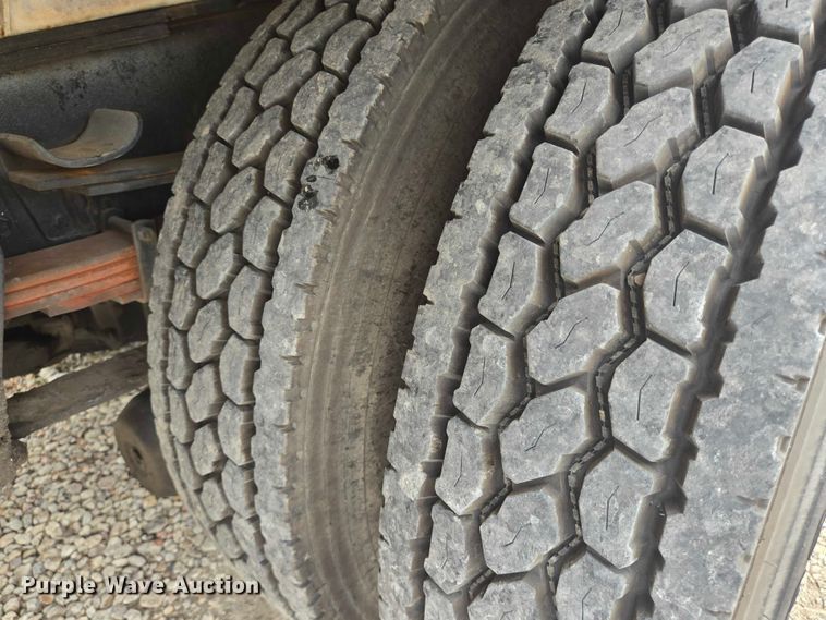 image for item EQ4065 1997 International 4700 vacuum truck