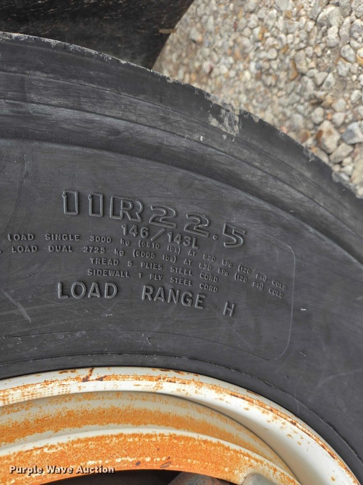 image for item EQ4065 1997 International 4700 vacuum truck