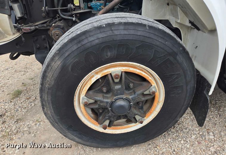 image for item EQ4065 1997 International 4700 vacuum truck