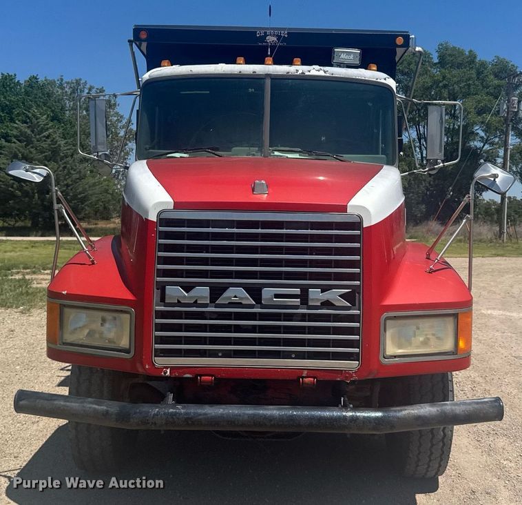 image for item ER2140 1998 Mack CH613 dump truck