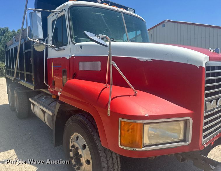 image for item ER2140 1998 Mack CH613 dump truck