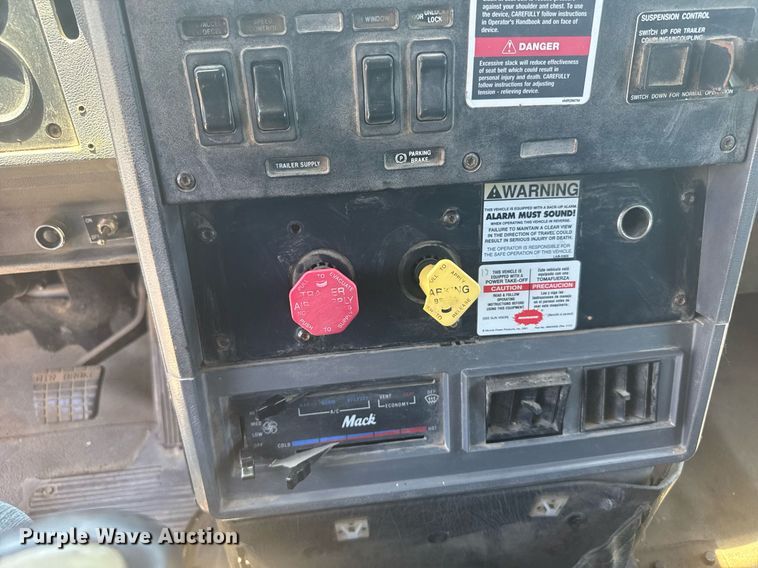 image for item ER2140 1998 Mack CH613 dump truck