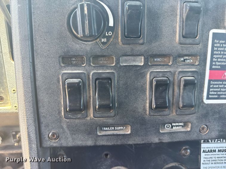 image for item ER2140 1998 Mack CH613 dump truck