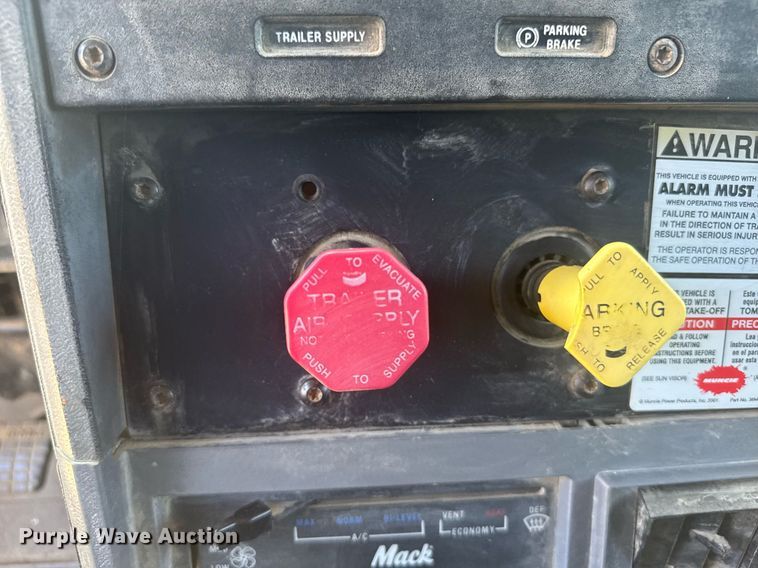 image for item ER2140 1998 Mack CH613 dump truck