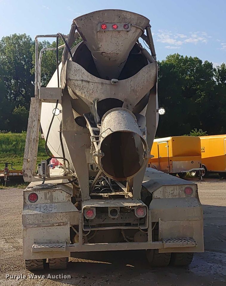 image for item ER2152 2001 Kenworth T800 ready mix truck