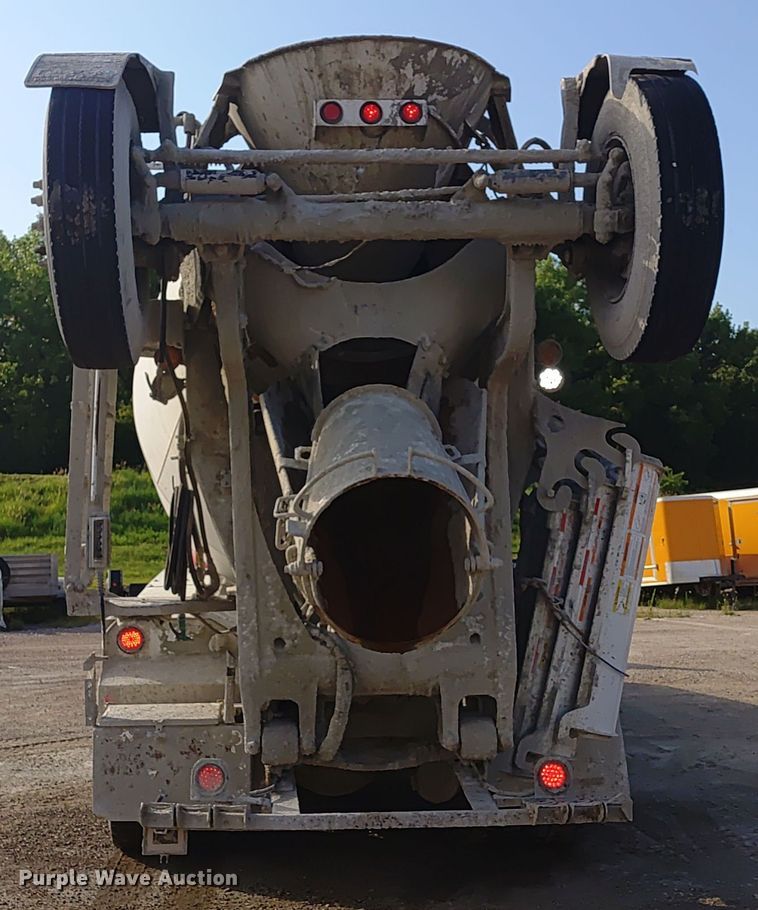 image for item ER2153 2010 Peterbilt 365 ready mix truck