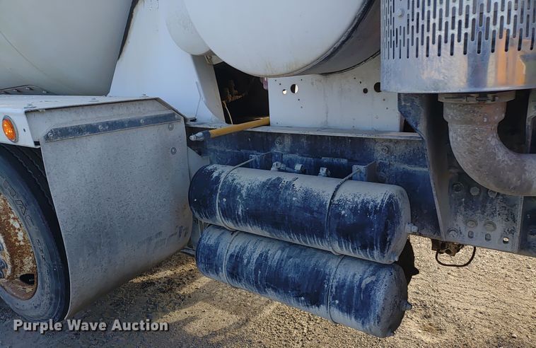 image for item ER2153 2010 Peterbilt 365 ready mix truck