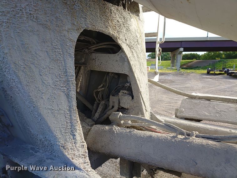 image for item ER2153 2010 Peterbilt 365 ready mix truck