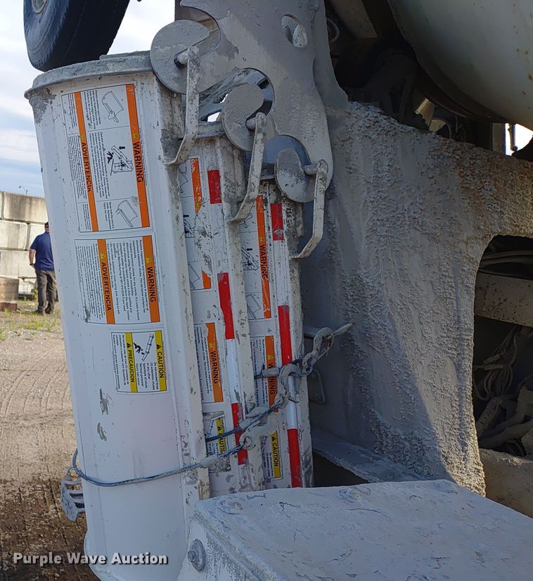 image for item ER2153 2010 Peterbilt 365 ready mix truck