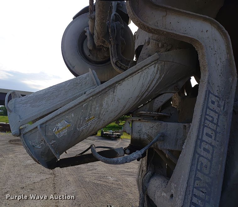 image for item ER2153 2010 Peterbilt 365 ready mix truck