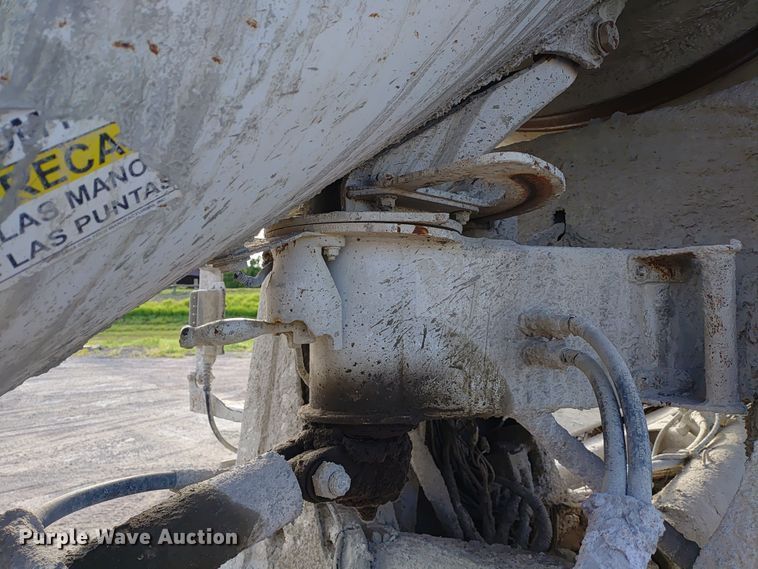 image for item ER2153 2010 Peterbilt 365 ready mix truck