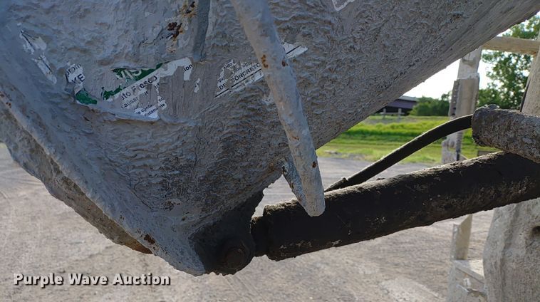 image for item ER2153 2010 Peterbilt 365 ready mix truck