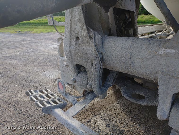 image for item ER2153 2010 Peterbilt 365 ready mix truck