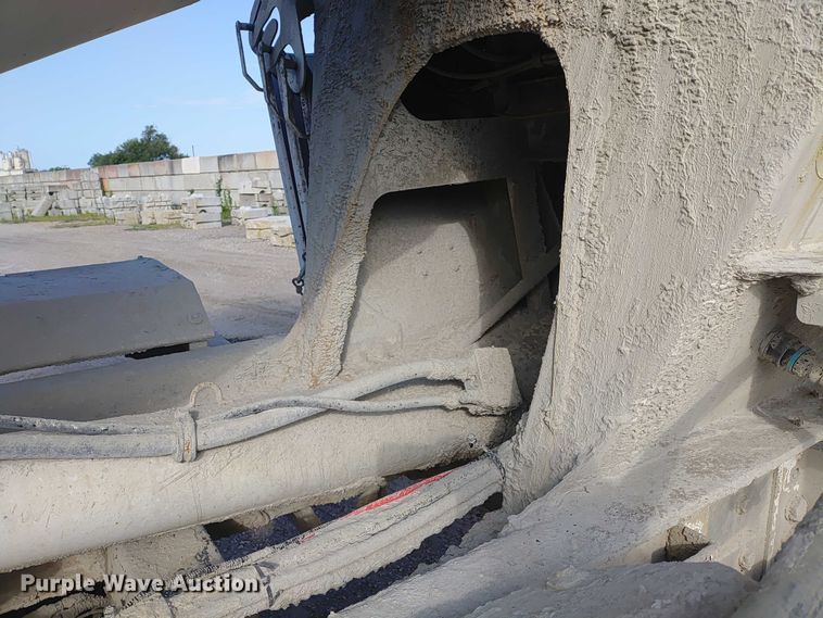 image for item ER2153 2010 Peterbilt 365 ready mix truck