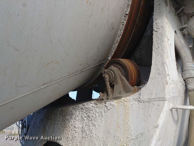 image for item ER2153 2010 Peterbilt 365 ready mix truck