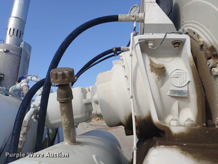 image for item ER2153 2010 Peterbilt 365 ready mix truck