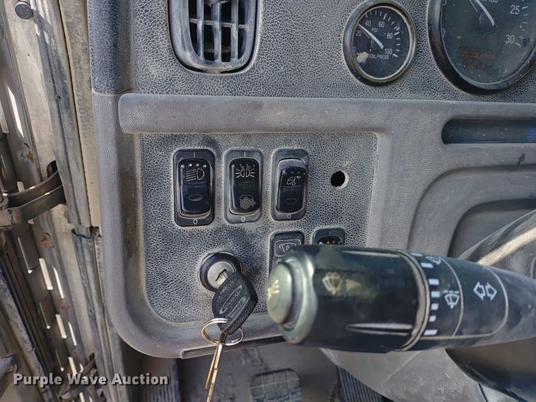 image for item ER2153 2010 Peterbilt 365 ready mix truck