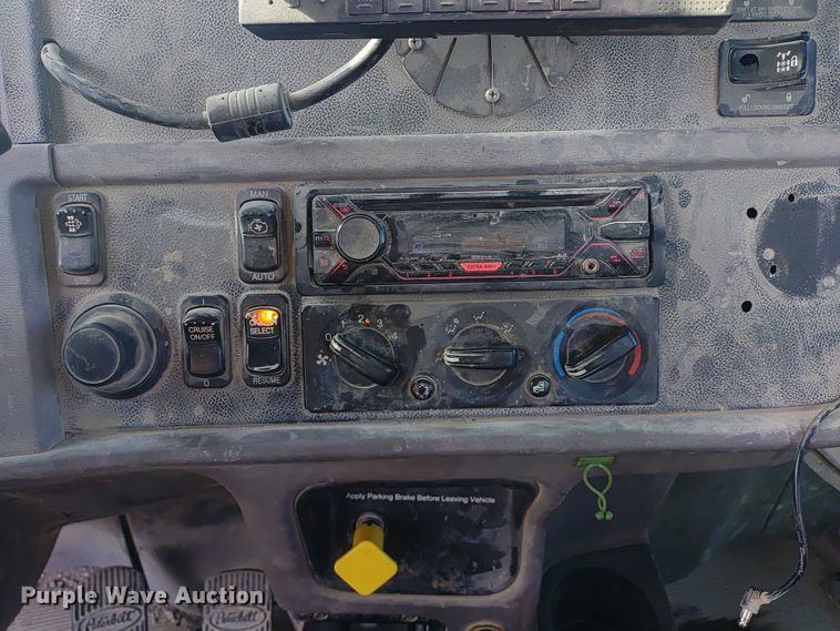 image for item ER2153 2010 Peterbilt 365 ready mix truck