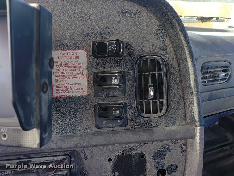 image for item ER2153 2010 Peterbilt 365 ready mix truck