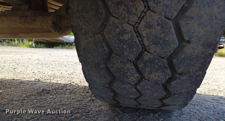 image for item ER2153 2010 Peterbilt 365 ready mix truck