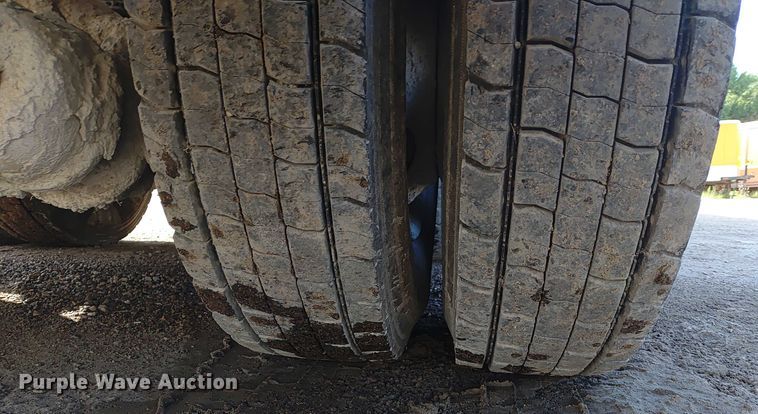 image for item ER2153 2010 Peterbilt 365 ready mix truck