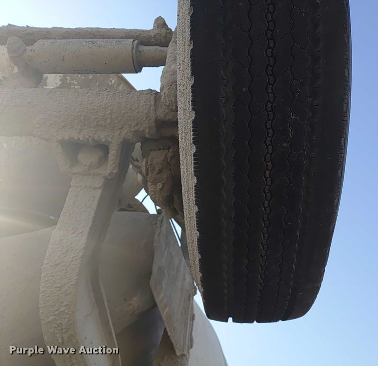 image for item ER2153 2010 Peterbilt 365 ready mix truck