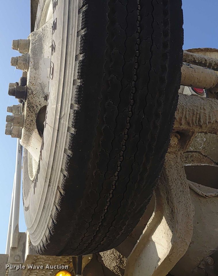 image for item ER2153 2010 Peterbilt 365 ready mix truck