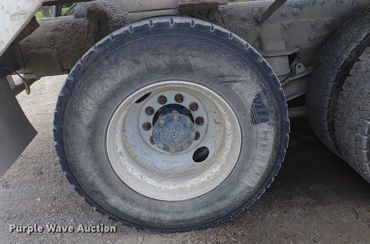 image for item ER2155 2001 Kenworth T800 ready mix truck