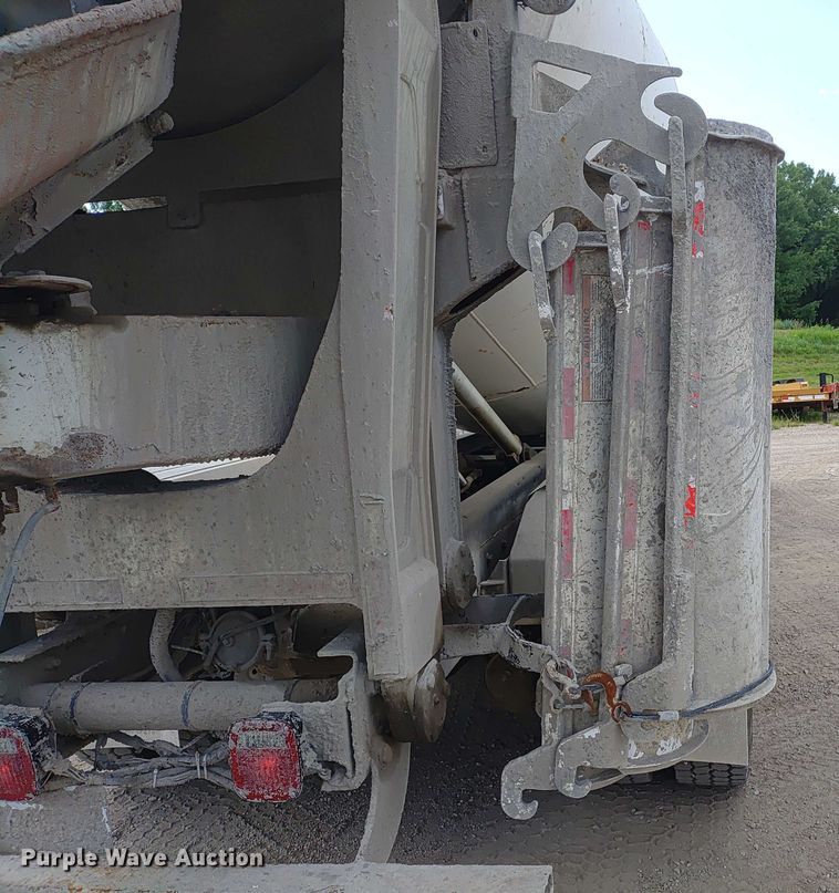 image for item ER2156 2004 Peterbilt 357 ready mix truck