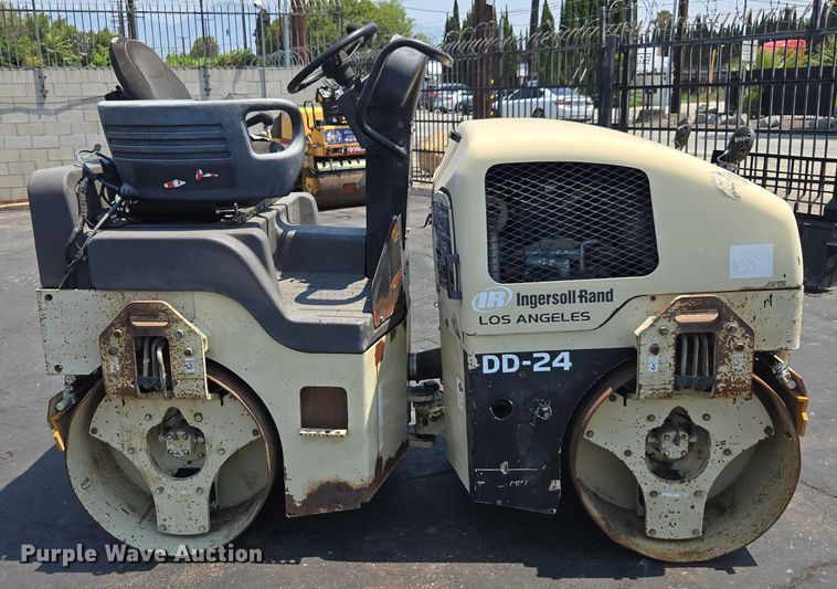image for item FB9426 2002 Ingersoll-Rand DD-24 double drum vibratory roller