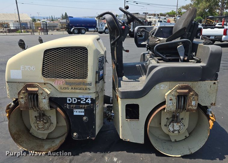 image for item FB9426 2002 Ingersoll-Rand DD-24 double drum vibratory roller