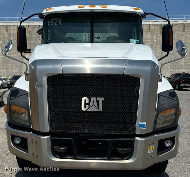 image for item MZ9406 2013 Caterpillar CT660S semi truck