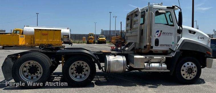 image for item MZ9406 2013 Caterpillar CT660S semi truck