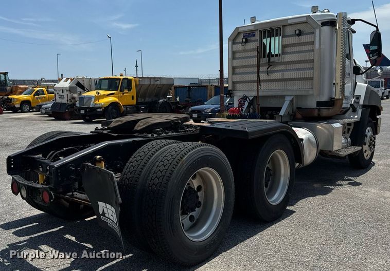 image for item MZ9406 2013 Caterpillar CT660S semi truck