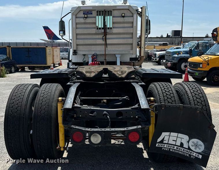 image for item MZ9406 2013 Caterpillar CT660S semi truck