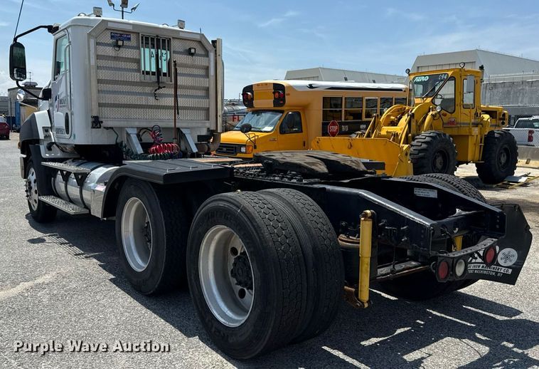 image for item MZ9406 2013 Caterpillar CT660S semi truck